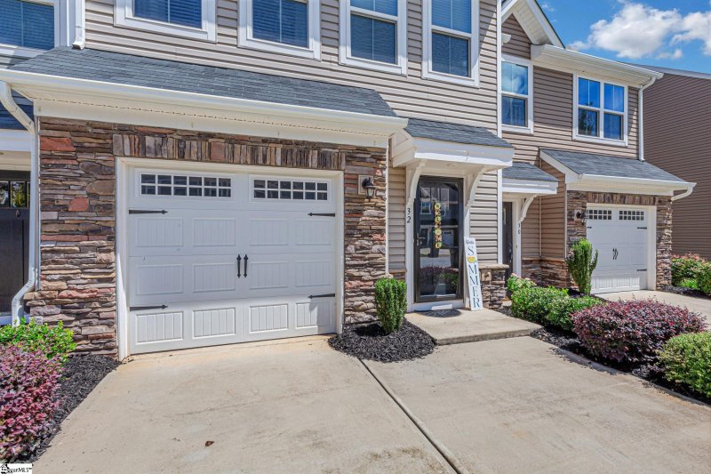 Property image 3 of 32 Country Dale Drive in South Main Townes, Greer, SC 29650