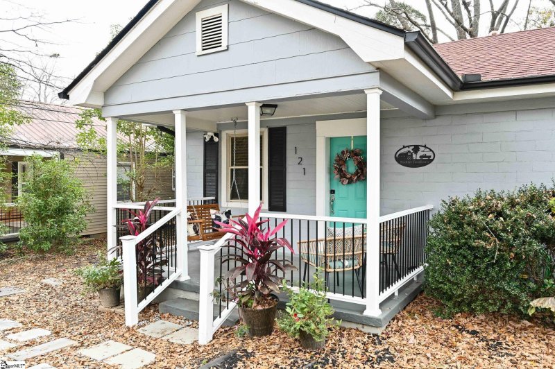 Property image 2 of 121 Bleckley Avenue in Fair Heights, Greenville, SC 29607