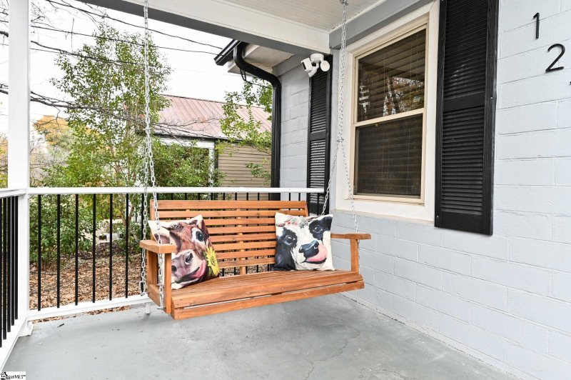 Property image 4 of 121 Bleckley Avenue in Fair Heights, Greenville, SC 29607