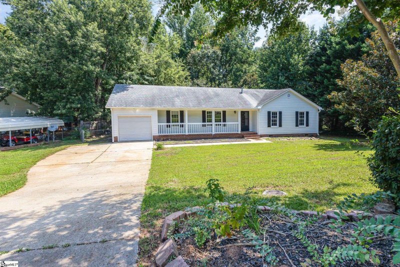 Property image 2 of 528 Indian Trail in Forest Acres, Taylors, SC 29687