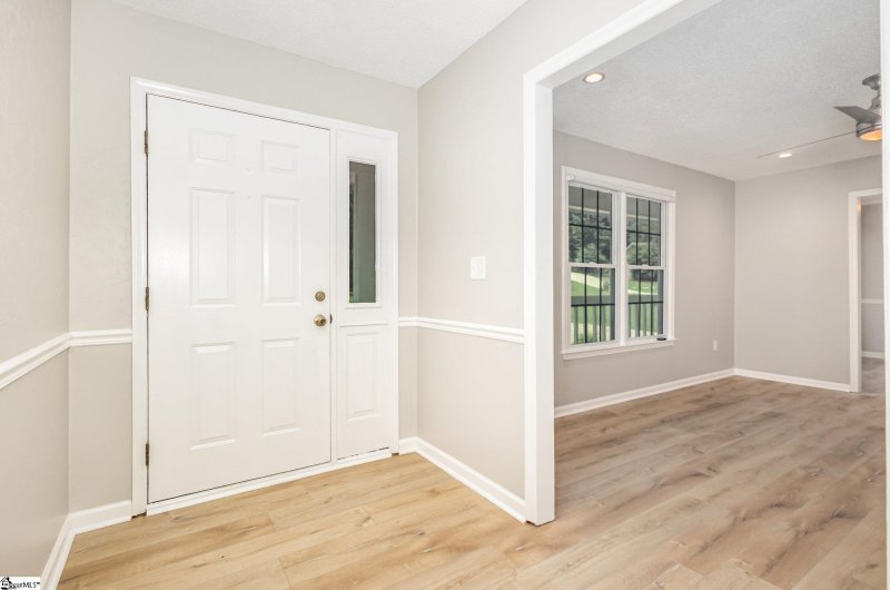 Property image 4 of 528 Indian Trail in Forest Acres, Taylors, SC 29687
