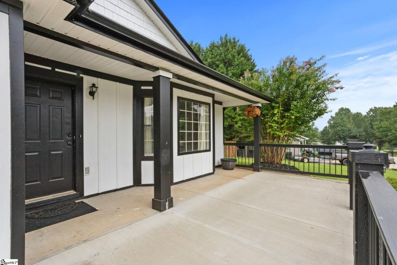 Property image 3 at 7 Viking Drive, Greer, SC 29651-5272