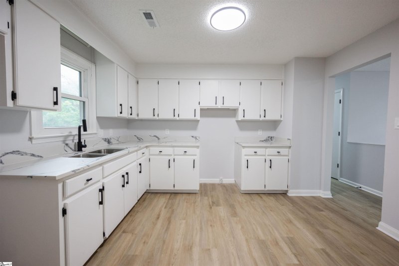 Property image 4 of 306 Carolyn Drive in Duncan Park, Spartanburg, SC 29306