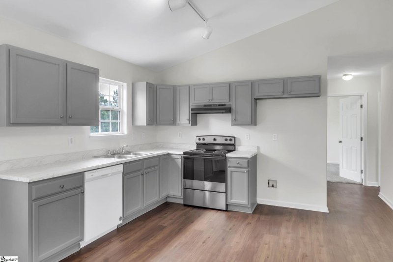 Property image 5 of 209 Riverbreeze Road in River Breeze, Greenville, SC 29611