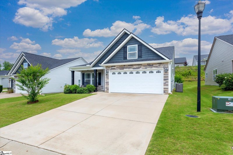 Property image 2 of 906 John Thomas Way in Orchard Crest, Greer, SC 29651