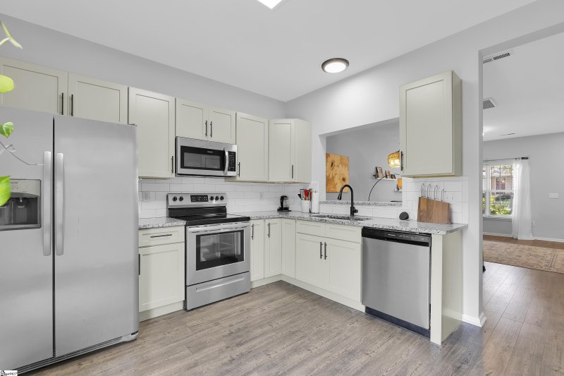 Property image 4 of 916 Goldendale Court in Laurel Heights, Greenville, SC 29607