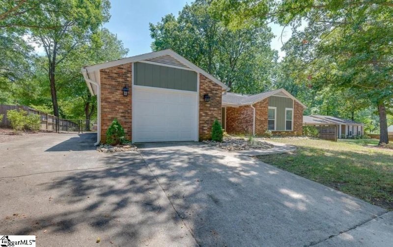 Property image 2 of 13 Clearfield Road in Oak Forest, Greenville, SC 29607