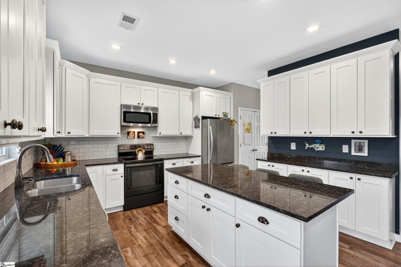 Property image 2 of 103 Hollander Drive in Blue Ridge Plantation, Taylors, SC 29687