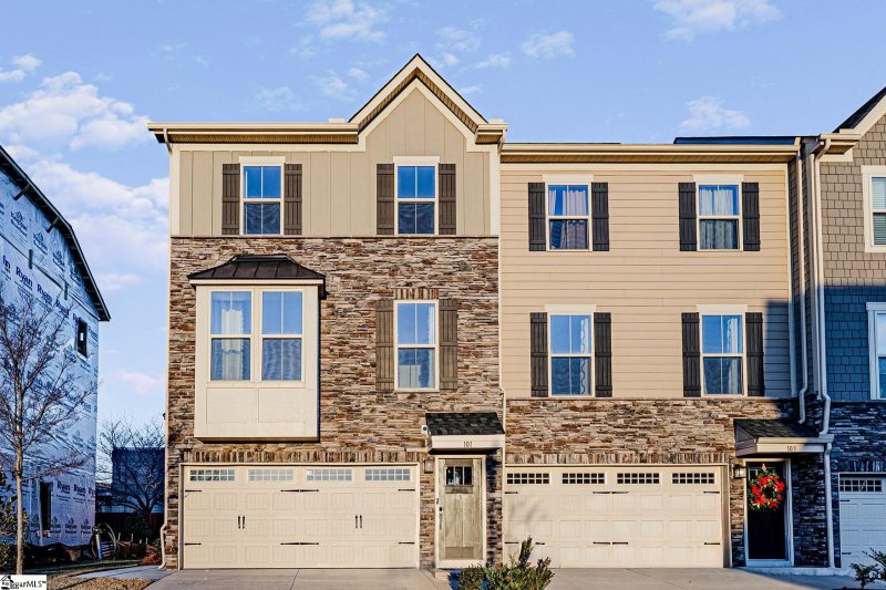 Market Point Townes, Greenville Community