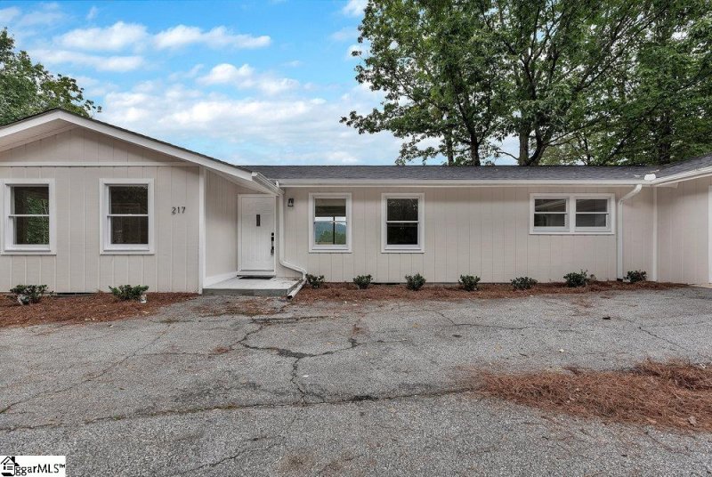 Property image 3 of 217 Rockcrest Ridge in Table Rock, Cleveland, SC 29635