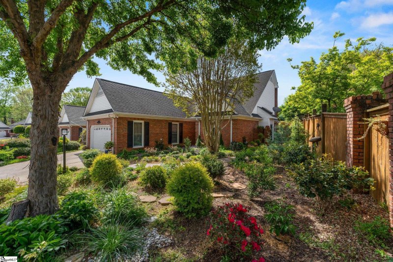 Property image 5 of 231 Greenview Circle in Linkside Green, Greenville, SC 29609