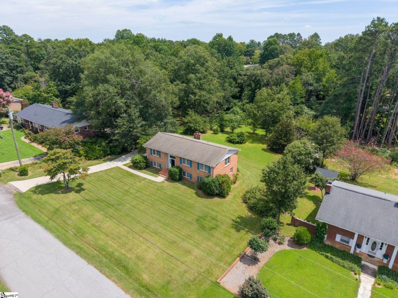 Property image 2 at 208 Lavonne Avenue, Easley, SC 29642