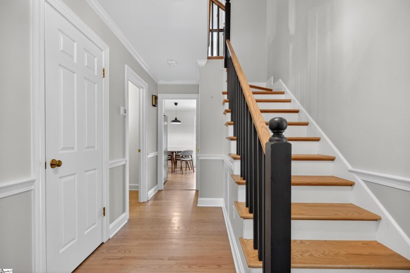 Property image 2 of 207 Gilderbrook Road in Brookfield West, Greenville, SC 29615