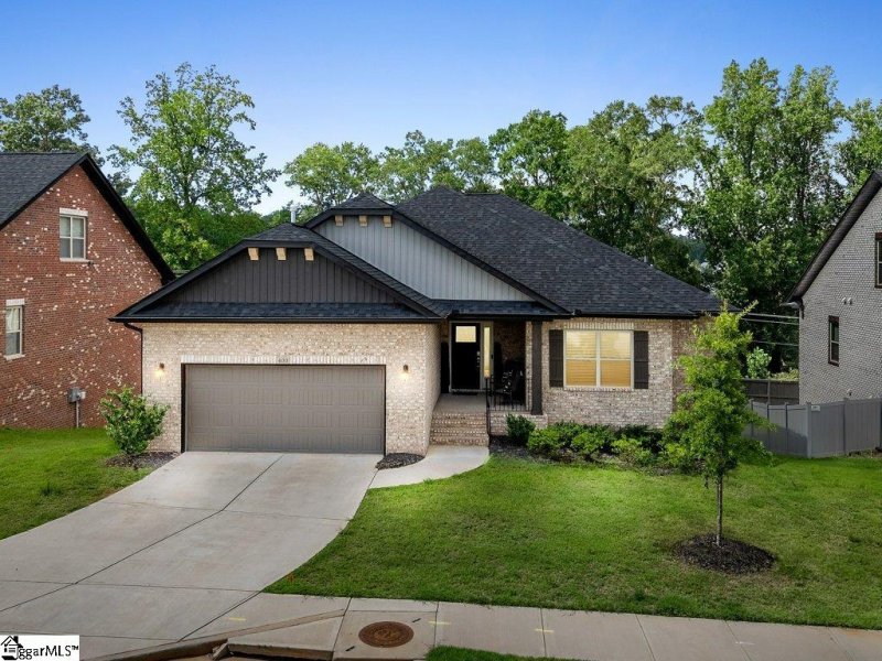 Property image 2 of 400 Rolling Waters Drive in Hidden Lake Estates, Greenville, SC 29605