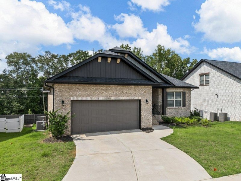 Property image 3 of 400 Rolling Waters Drive in Hidden Lake Estates, Greenville, SC 29605