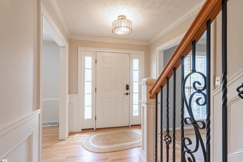 Property image 3 at 105 W Silverleaf Street, Greer, SC 29650