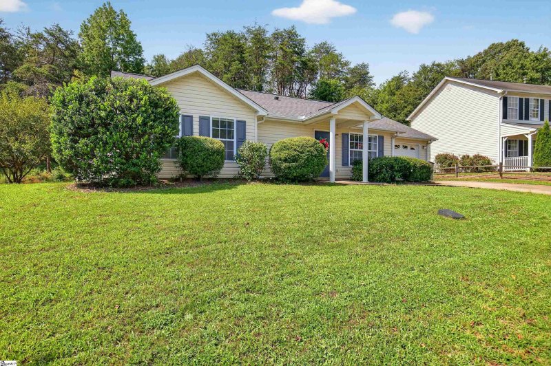 Property image 2 of 402 Lily Pond Lane in Spring Ridge, Taylors, SC 29687-5765