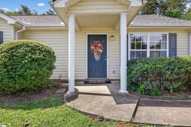 Property image 3 of 402 Lily Pond Lane in Spring Ridge, Taylors, SC 29687-5765