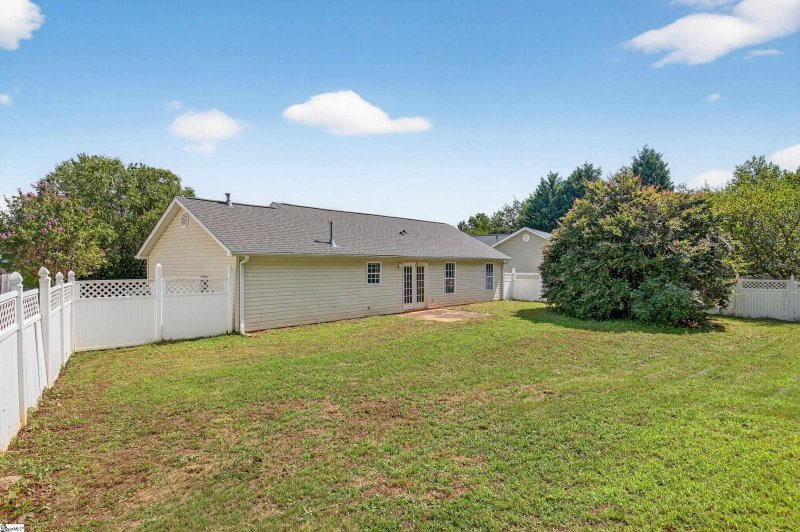 Property image 4 of 402 Lily Pond Lane in Spring Ridge, Taylors, SC 29687-5765