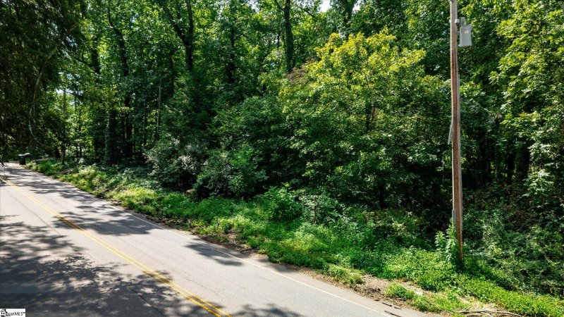 Property image 2 of 205 Woodland Way in Cleveland Forest, Greenville, SC 29607