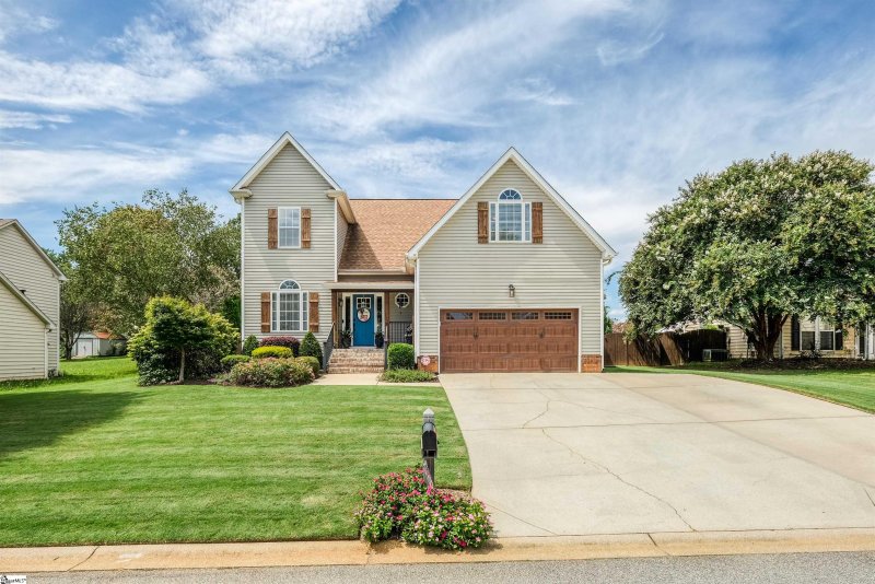 Property image 2 of 302 Crossvine Way in Long Creek Plantation, Simpsonville, SC 29680