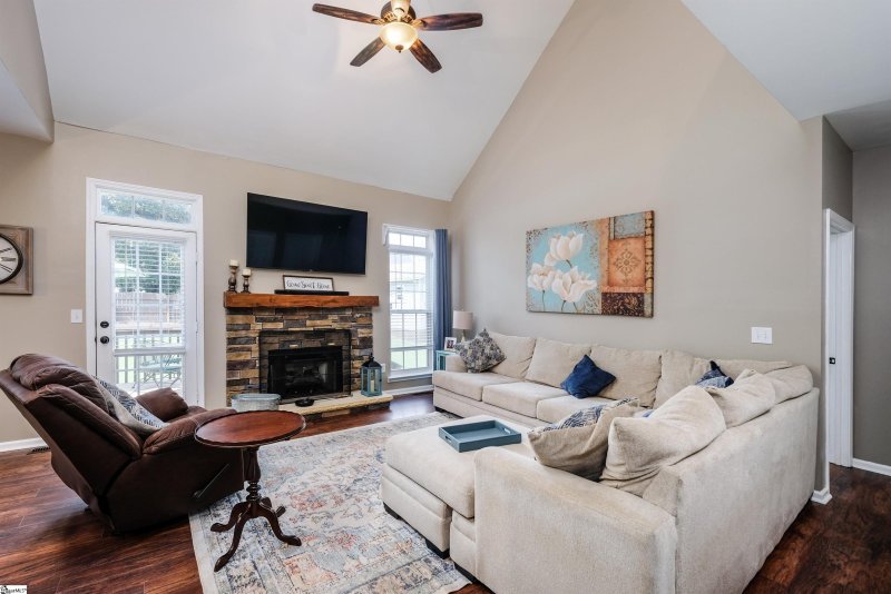 Property image 3 of 302 Crossvine Way in Long Creek Plantation, Simpsonville, SC 29680