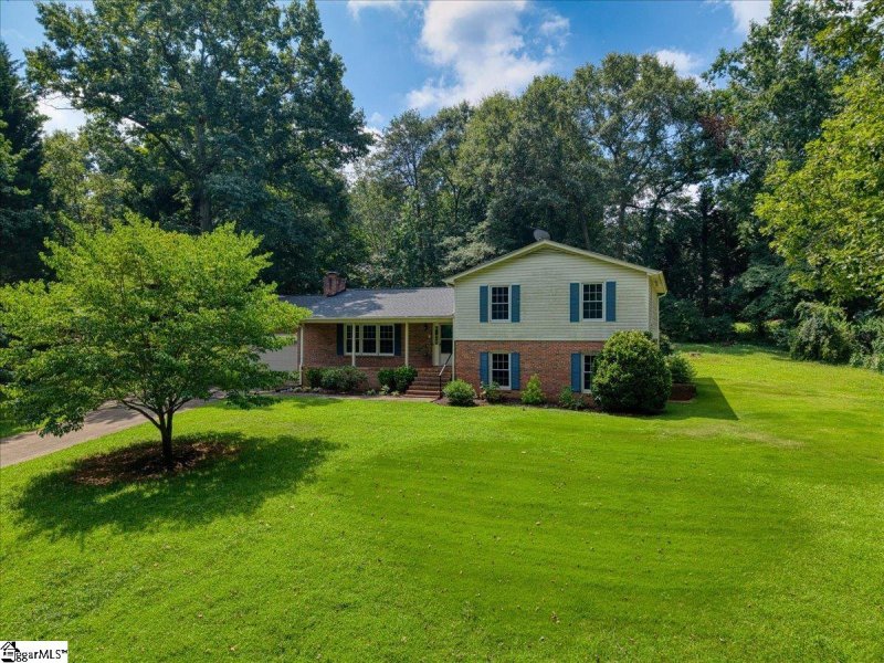 Property image 2 of 12 Lantern Drive in Country Club Estates, Greer, SC 29651