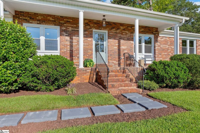 Property image 2 at 128 Saint James Drive, Spartanburg, SC 29301