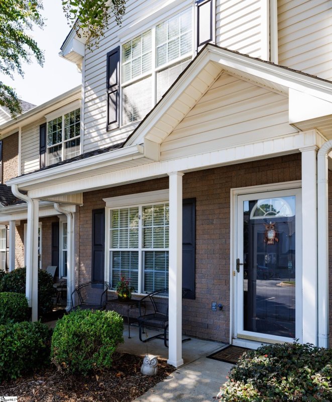 Property image 2 of 525 Waterbrook Drive in Laurel Heights, Greenville, SC 29607