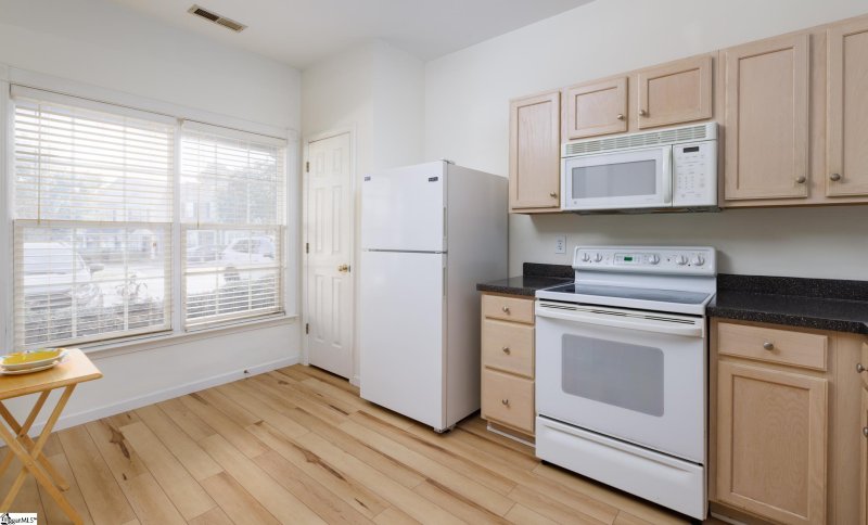 Property image 4 of 525 Waterbrook Drive in Laurel Heights, Greenville, SC 29607