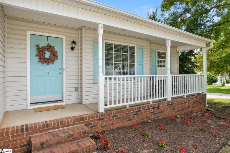 Property image 2 of 401 Ashridge Way in Sparrows Point, Simpsonville, SC 29681