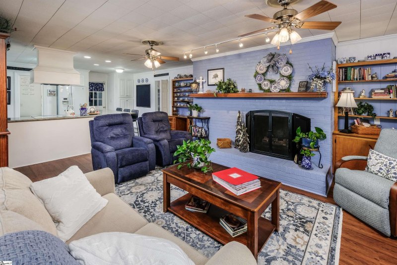 Property image 4 at 211 N Rockview Drive, Greenville, SC 29609-6323