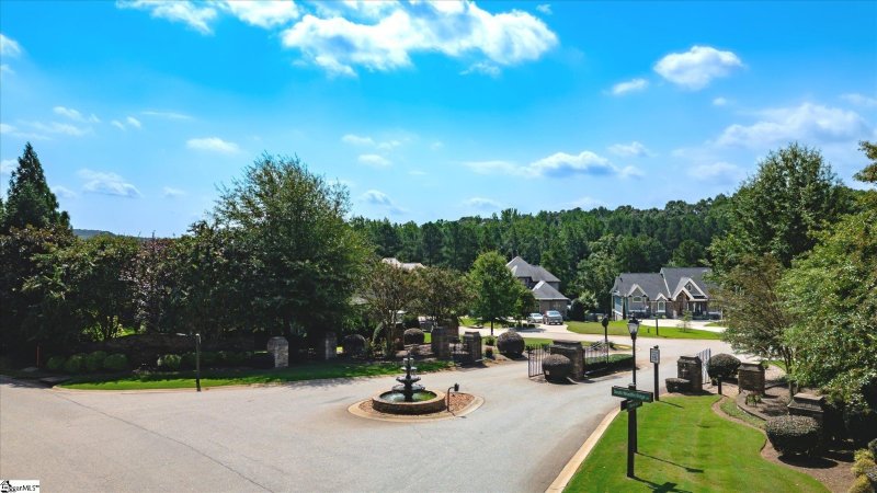Property image 2 of 425 World Tour Drive in Woodfin Ridge, Inman, SC 29649