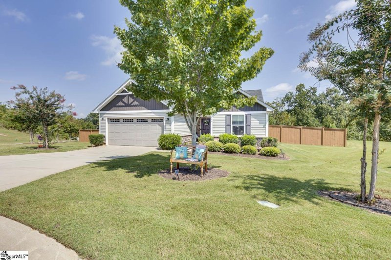 Property image 3 of 646 Lynndale Court in Annandale Estates, Greenville, SC 29617