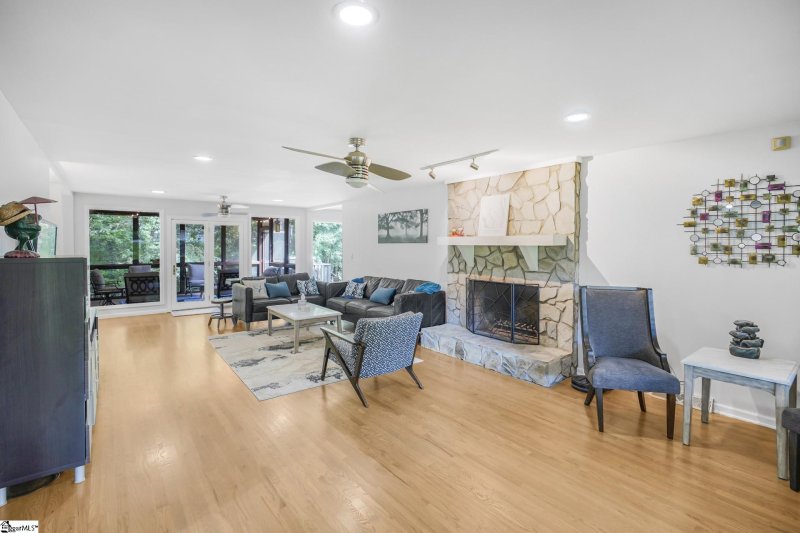 Property image 2 at 8 Sugarberry Drive, Greenville, SC 29615