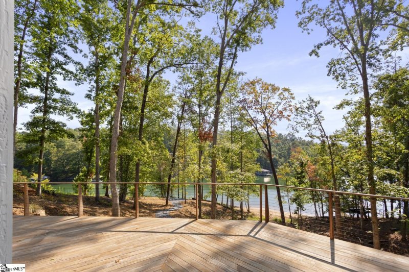 Property image 2 of 4014 Hardwood Pointe Drive in Peninsula Pointe North, West Union, SC 29696