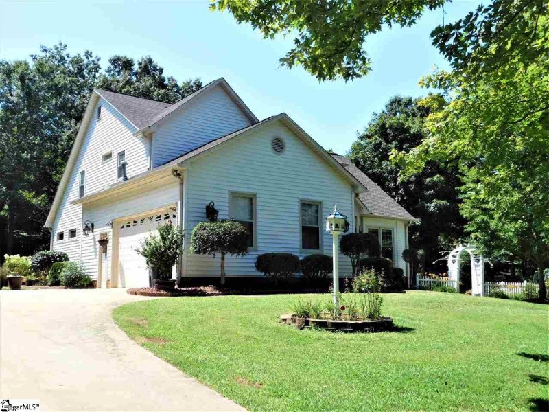 Woodland Hills, Greer Community