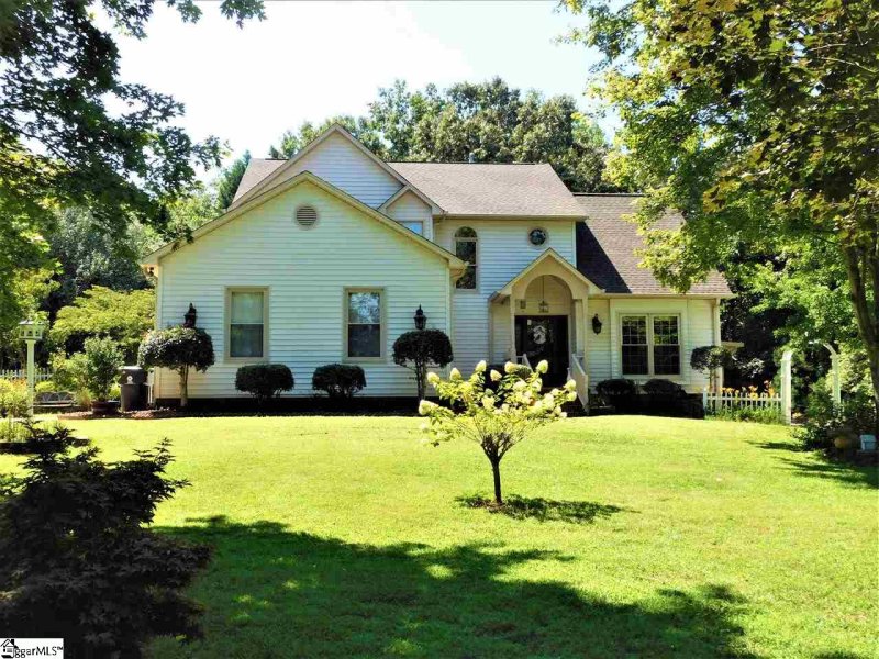 Property image 2 of 102 Lex Court in Woodland Hills, Greer, SC 29651