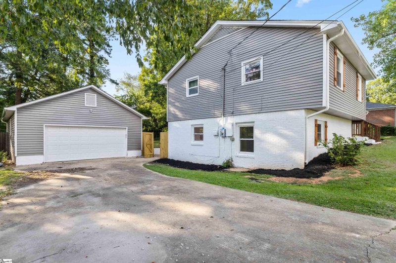 Property image 4 of 127 Waddell Road in Wade Hampton Gardens, Greenville, SC 29609