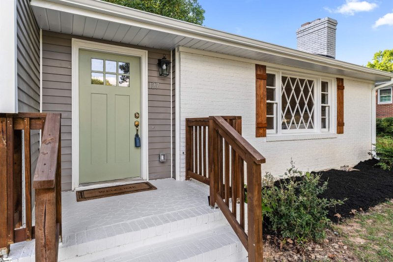 Property image 5 of 127 Waddell Road in Wade Hampton Gardens, Greenville, SC 29609