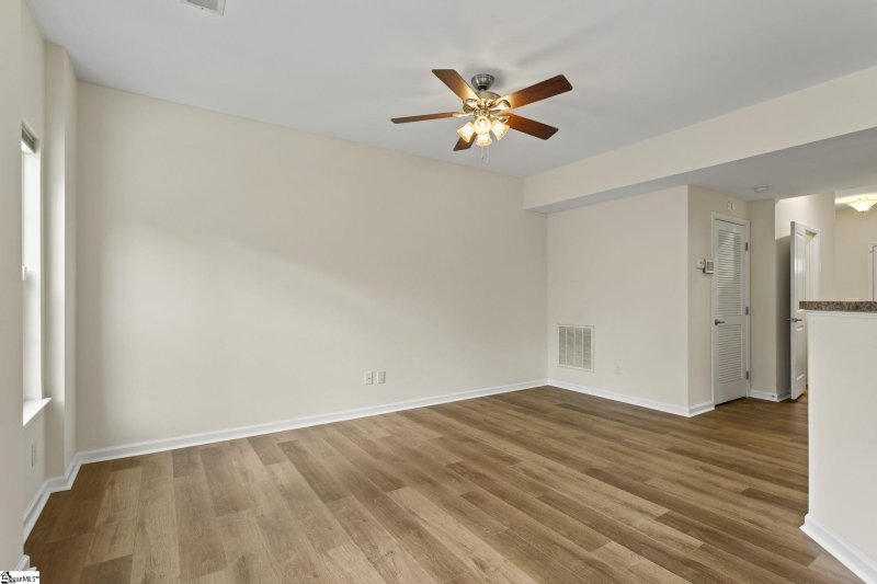 Property image 3 of 468 Woodbark Court in Crescentwood Village, Mauldin, SC 29662
