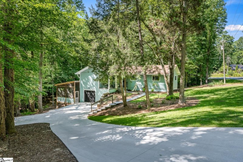 Property image 3 of 103 Pineneedle Drive in Chickasaw Point, Westminster, SC 29693