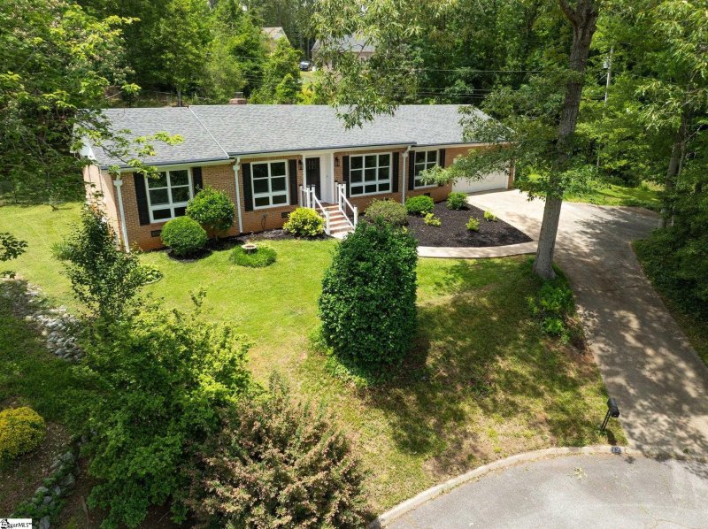 Property image 4 of 12 Burlwood Court in Old Mill Estate, Taylors, SC 29687