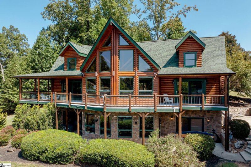 The Peninsula, Six Mile Community