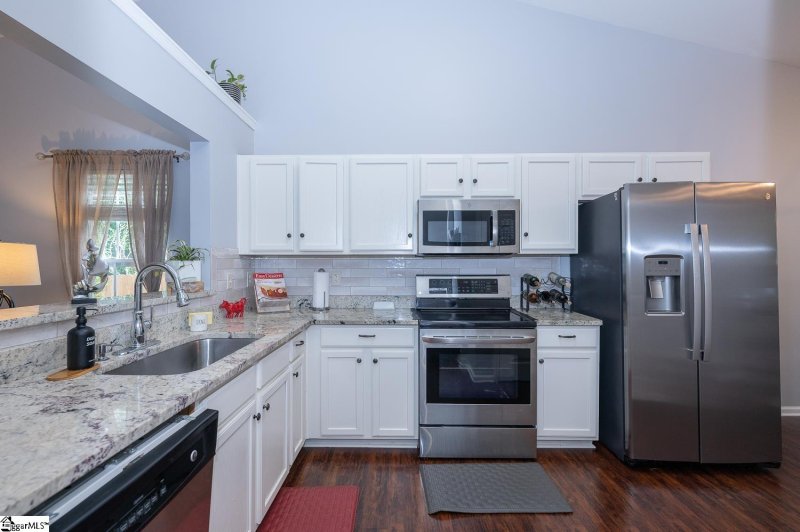 Property image 5 of 206 Manhassett Court in Maple Grove, Greenville, SC 29607