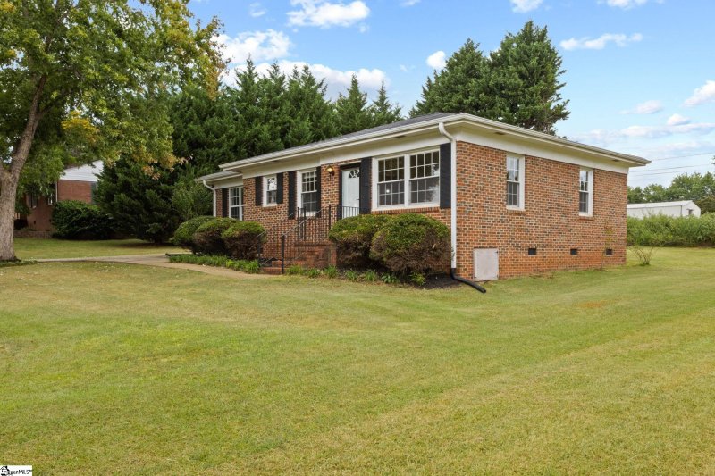 Property image 2 of 227 Highland Road in Ridgewood Heights, Duncan, SC 29334