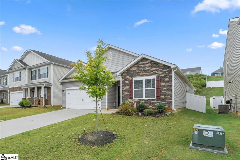 Property image 3 of 51 Oak Edge Lane in Brookside Farms, Greer, SC 29651