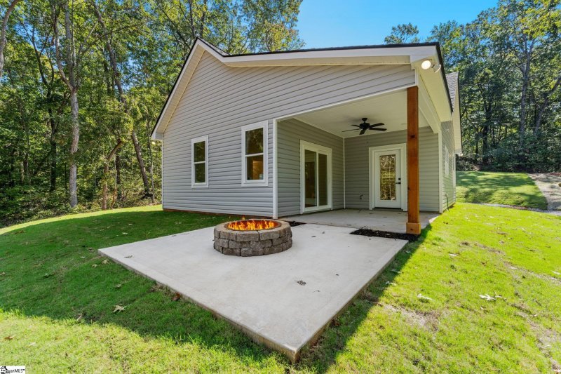 Property image 2 of 612 Kingswood Drive in Foxwood Hills, Westminster, SC 29693