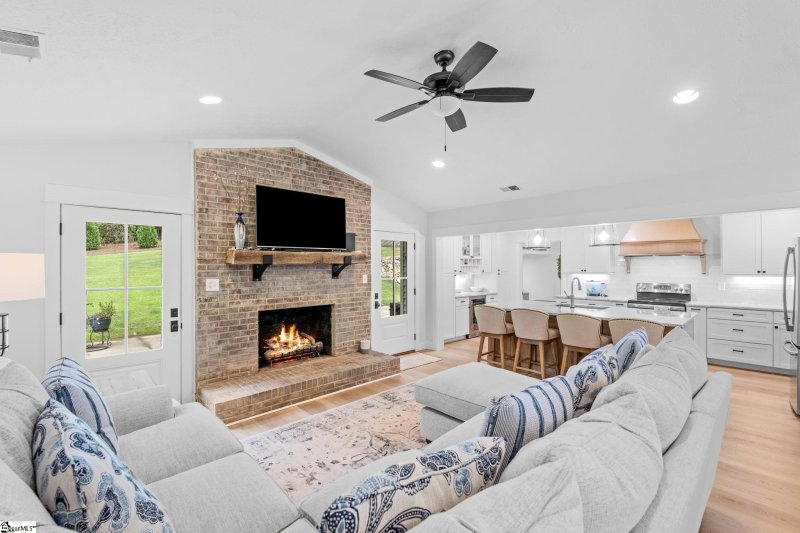 Property image 3 of 406 Huntington Road in Huntington North, Easley, SC 29642