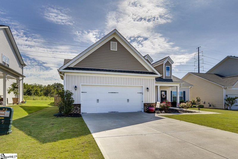 Property image 3 of 402 Reedy Springs Lane in Reedy Springs, Greenville, SC 29605-3919